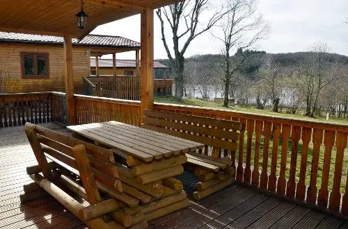 Camping et hôtel plein aire chalets tout confort avec lac naturel et plage