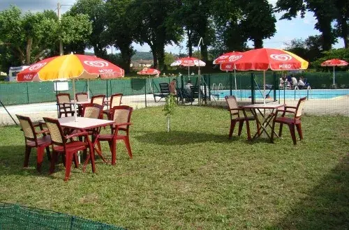 Camping de la vallée de l’Ain et son tiki bar restaurant
