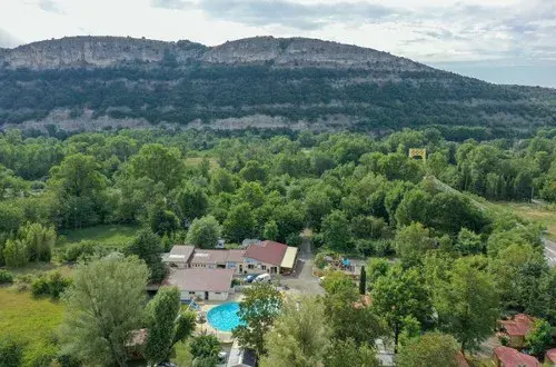Camping Aubenas Ardèche avec piscine au bord de la rivière  Camping Le Verger de Jastres